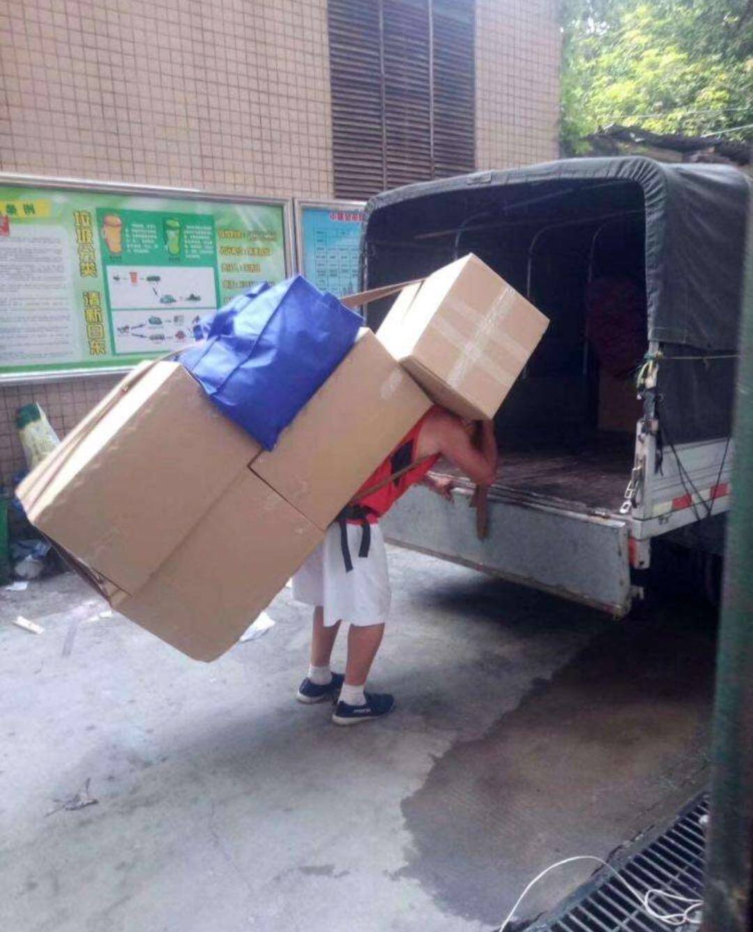 宝山区工人搬运上车