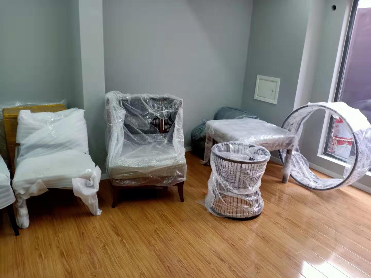 宝山区办公司桌椅包装现场图